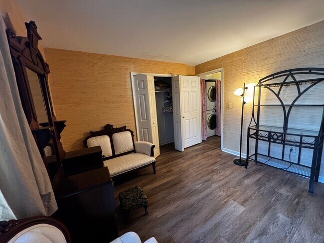 Building Photo - Furnished 2BR, 2BA Condo with Backyard in ...