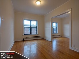 Building Photo - 813 W Waveland Ave