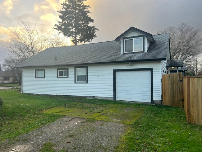 Building Photo - 929 E 57th St