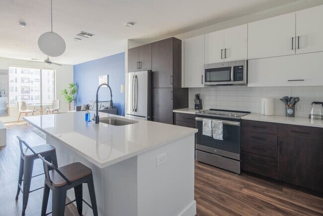 Building Photo - 688 W 1st St