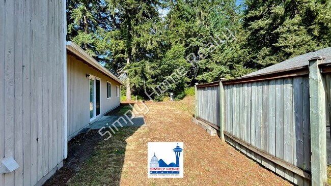 Building Photo - MOVE-IN READY LUXURY RENTAL - Beautifully Renovated 3 Bedroom, 2 Bathroom Duplex in Quiet Cul-de-...