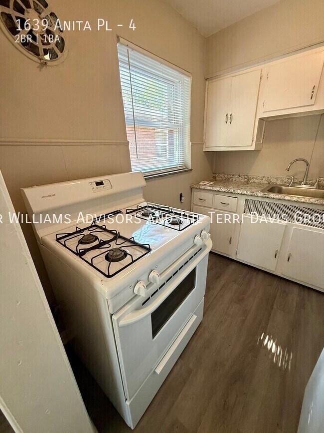 Building Photo - 1639 Anita Pl