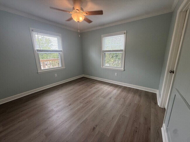 Building Photo - 120 N Pinewood Dr