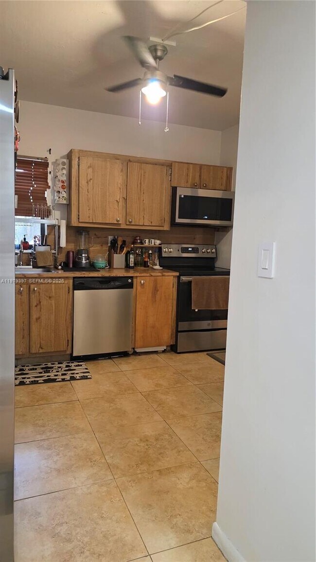 Building Photo - 750 NE 199th St