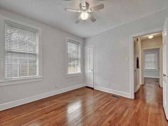 Building Photo - Remodeled 6 Bedroom Walking Distance to UT