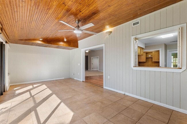 Building Photo - New Rental!