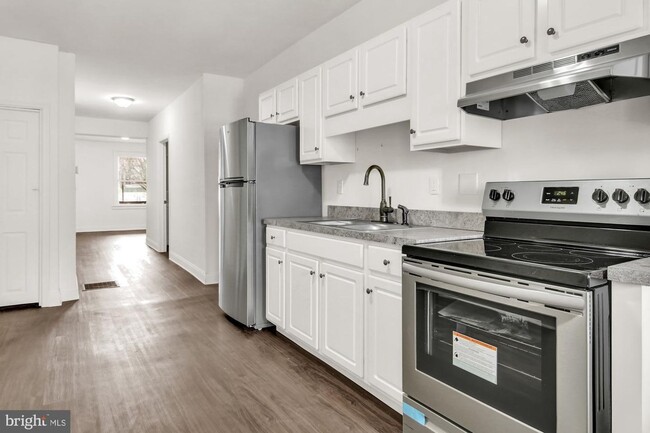 Building Photo - Coming Soon! Charming 3 Bedroom, 1.5 Bath ...