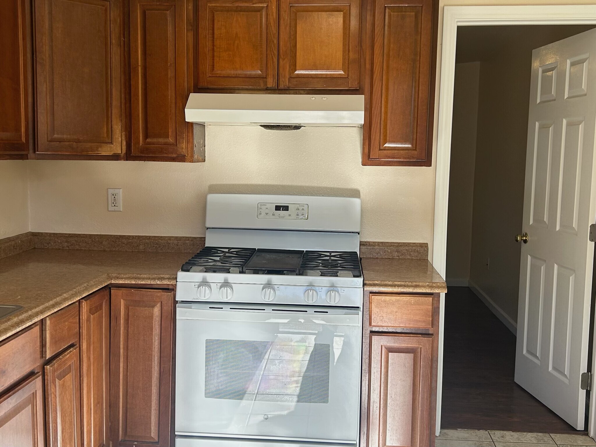 Building Photo - 425 Hyland Dr