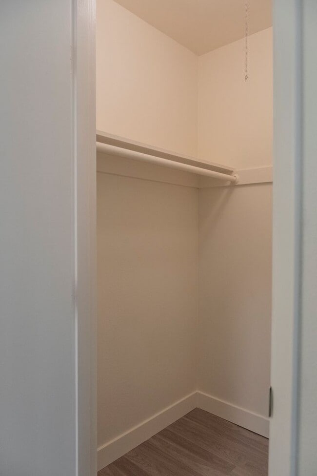 Building Photo - Pet Friendly 1 Bedroom in Classic Style and Charm in Irvington!