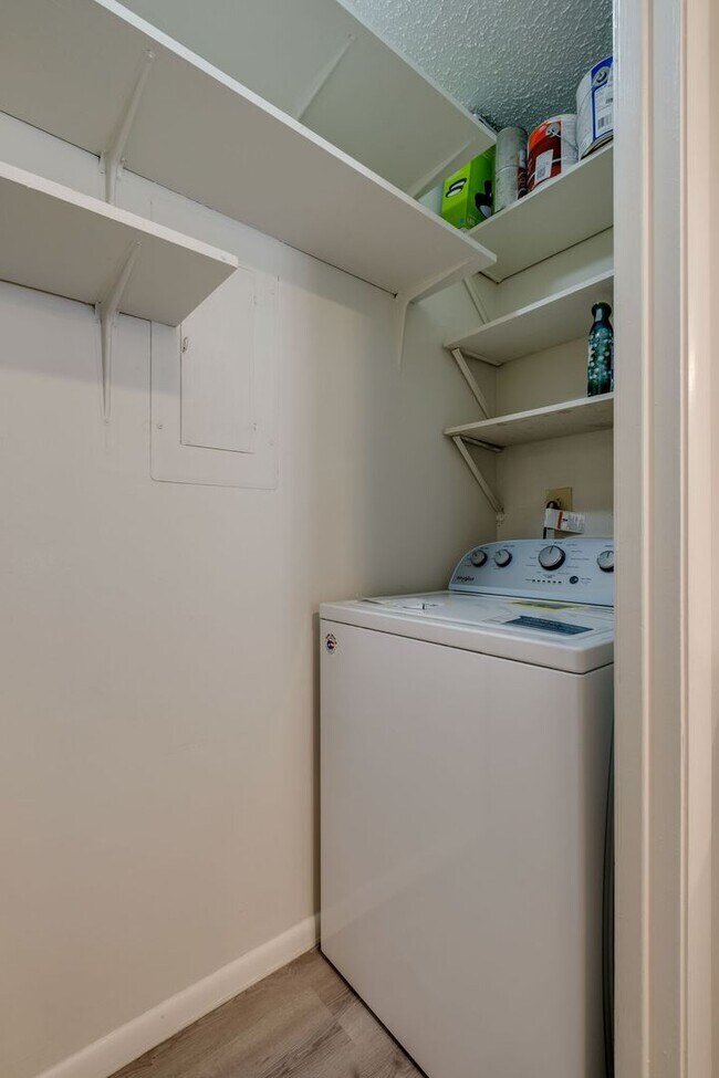 Building Photo - Renovated Condo in Green Hills Four Seasons!