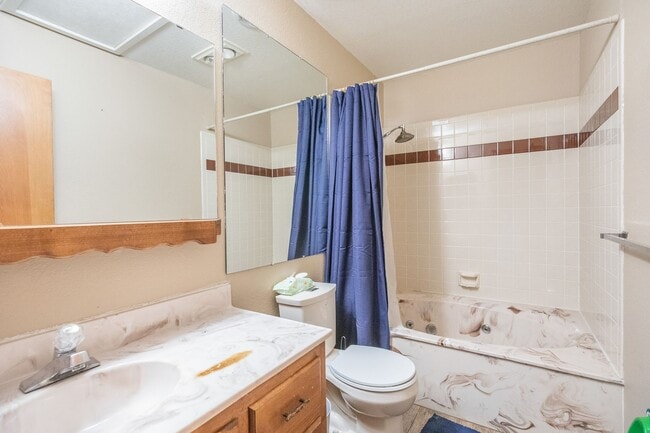 Building Photo - 3 Bedroom 2 Bathroom Home - Dogs Allowed & Large Backyard!