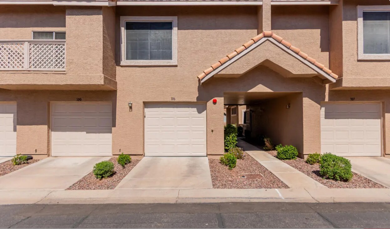 Building Photo - 1633 E Lakeside Dr