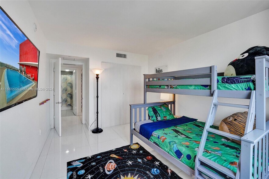 Building Photo - 2602 E Hallandale Beach Blvd