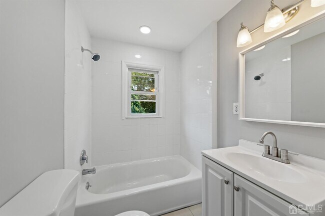 Building Photo - 28 Victoria Ave