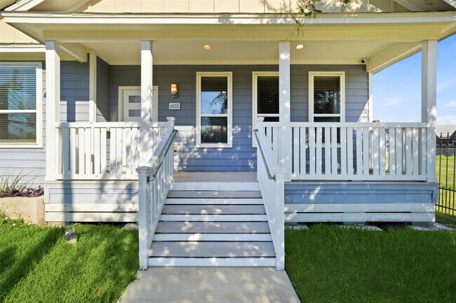 Building Photo - 605 Dumble St