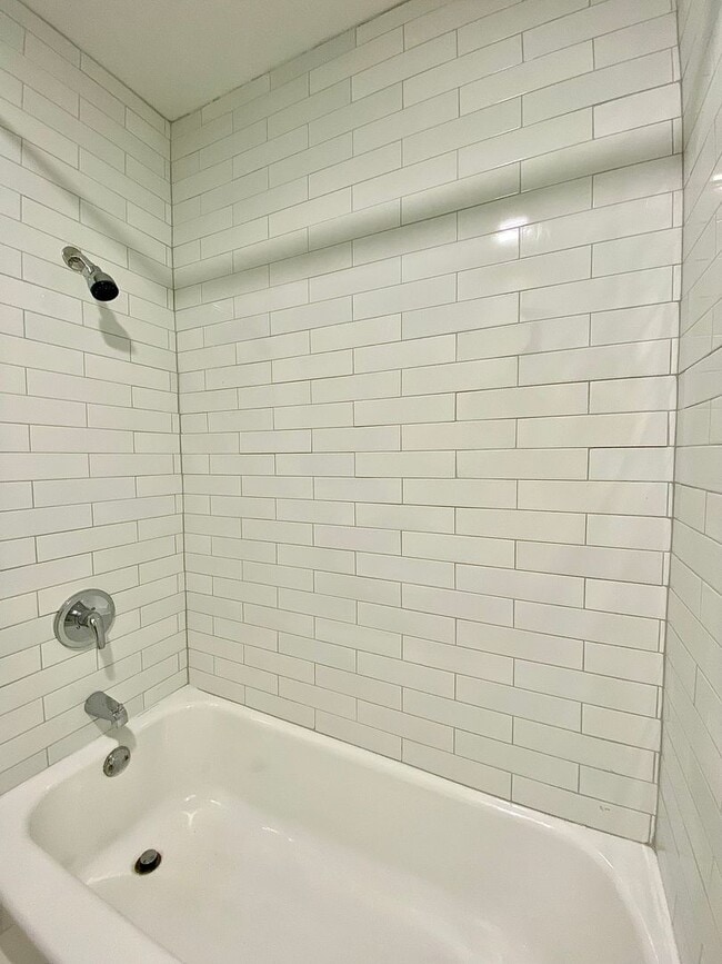 Building Photo - Large 3 Bed 2 Bath off NW 63rd & N. Villa ...