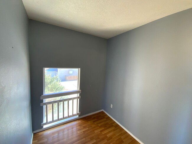 Building Photo - 3 Bedroom + Loft & Bonus Room Available Ne...