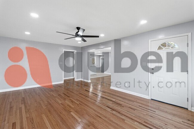 Building Photo - 4430 Lilac Ln