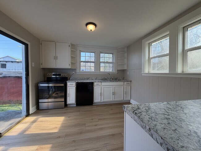 Building Photo - 607 C St