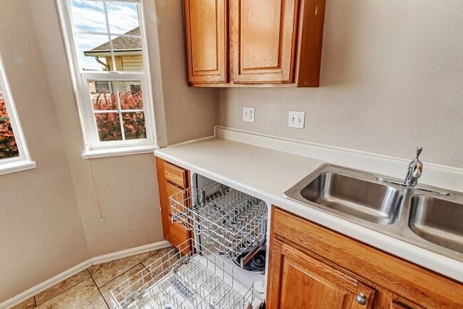 Building Photo - 3 bedroom home with fenced yard and garage...