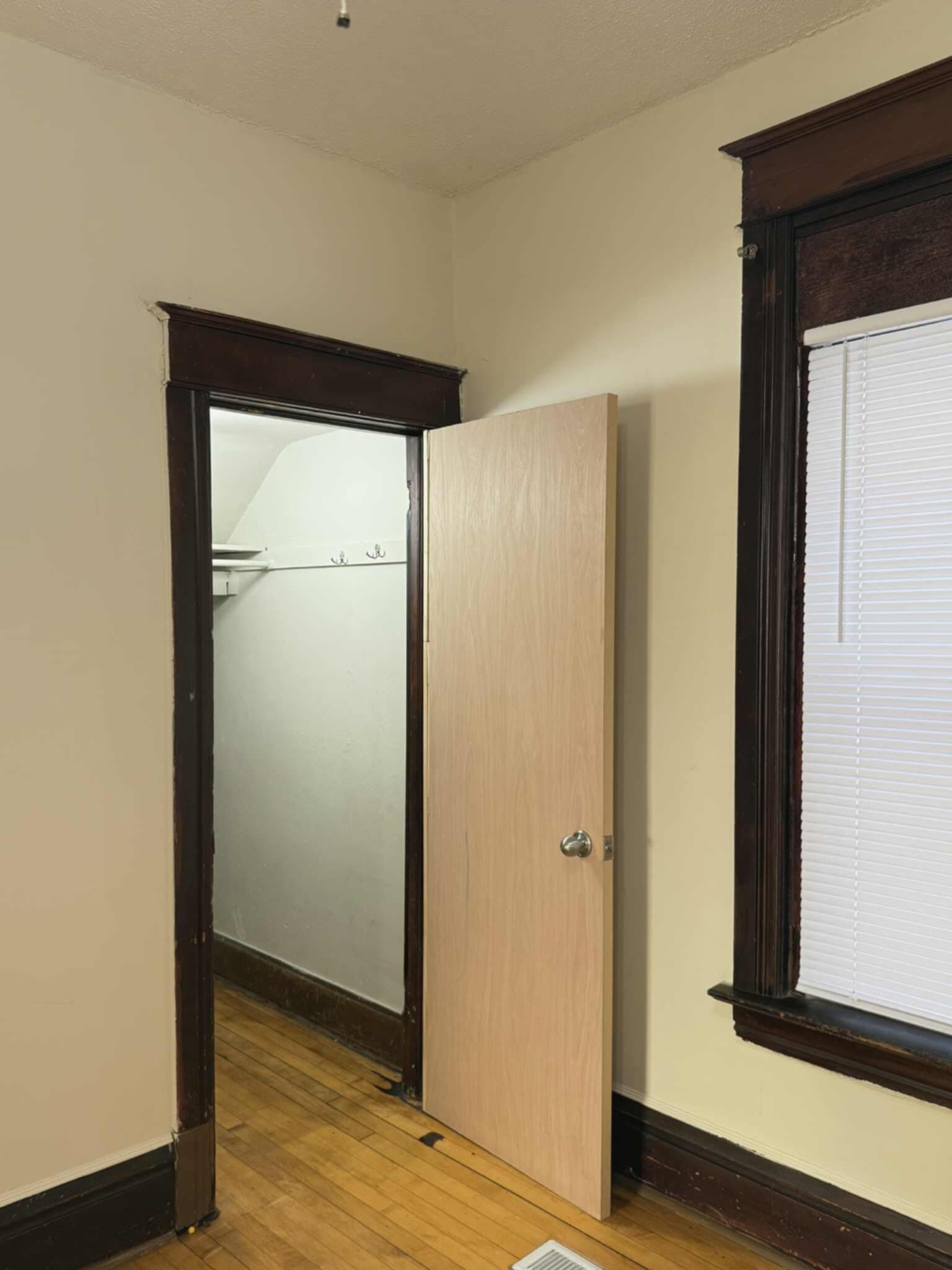 Building Photo - 585 Case Ave