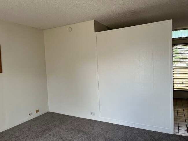 Building Photo - Partly Furnished Studio 1 bath