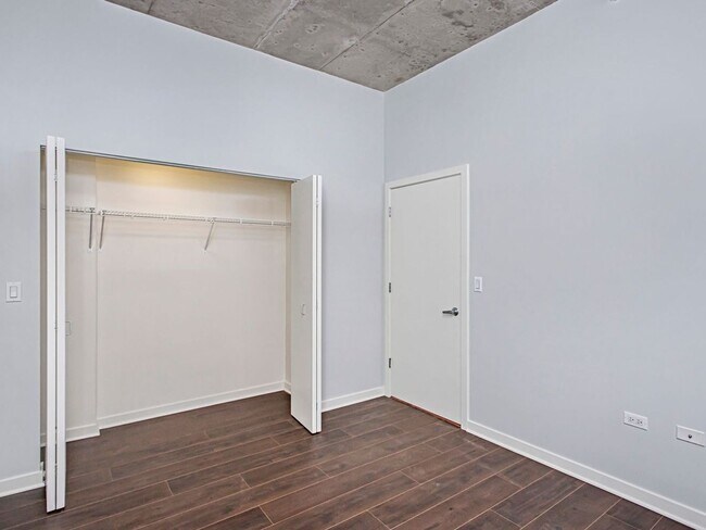 Building Photo - Fabulous 1 Bedroom Condo