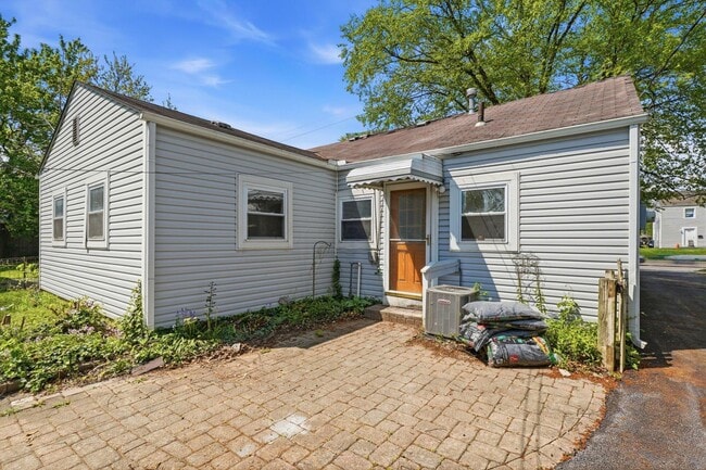 Building Photo - 1074 S James Rd