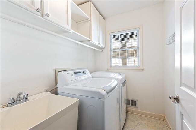 Building Photo - 2313 Attaway Walk