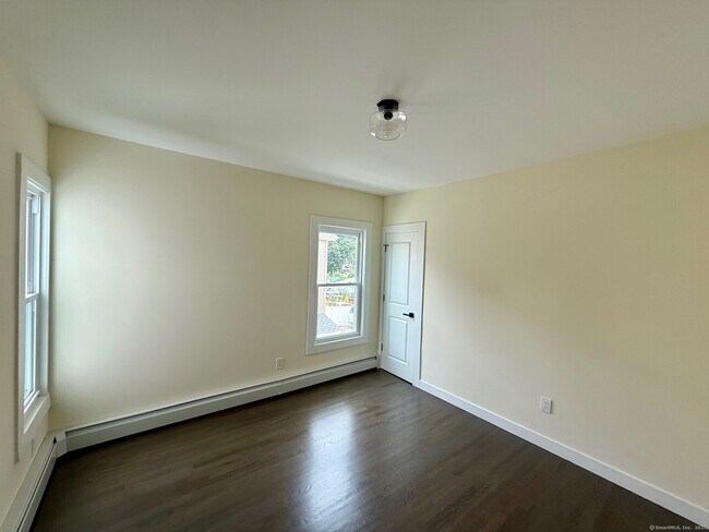 Building Photo - 449 Stanley St