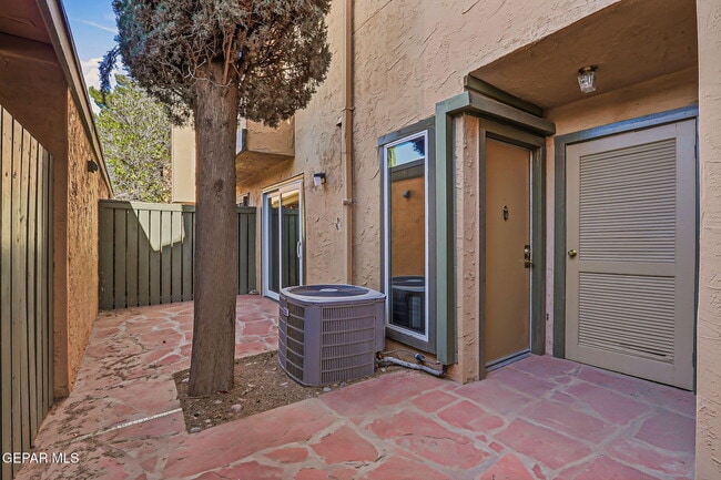 Building Photo - 1644 Lomaland Dr