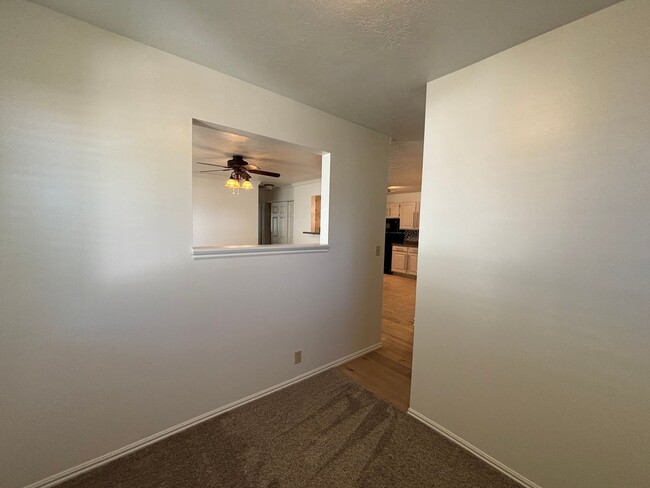Building Photo - DARLING TOWNHOME FOR RENT!
