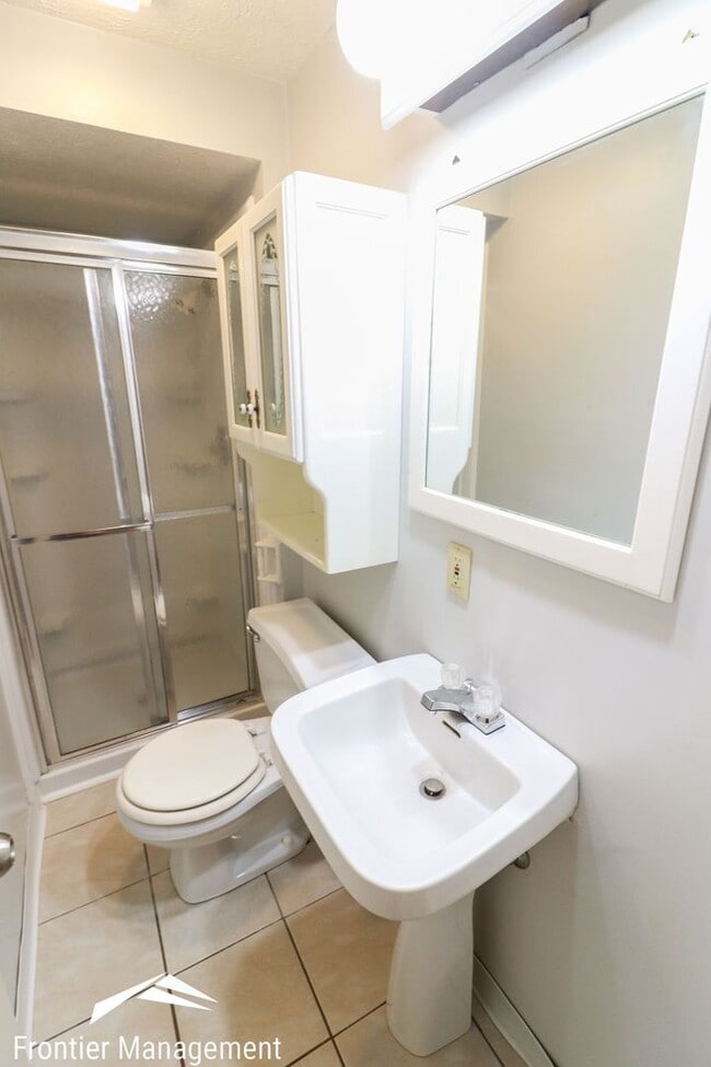 Building Photo - Awesome 5 Bedroom home near campus and Agg...