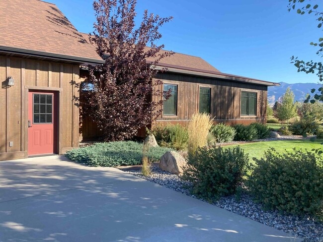 Building Photo - Stunner on Springhill