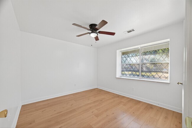 Building Photo - 9011 Landsdowne Dr