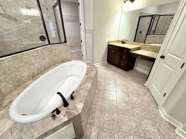 Building Photo - Available Now! Large 5BR 4 bath Executive Home in a great neighborhood!