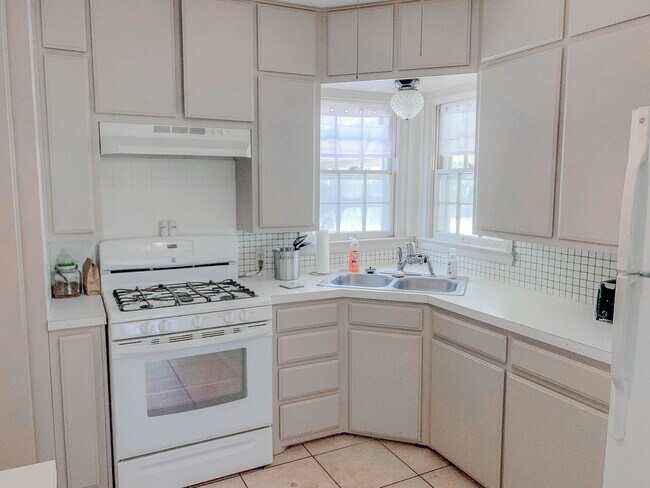 Building Photo - Pre-Leasing - 2-Bedroom Minutes from Texas...
