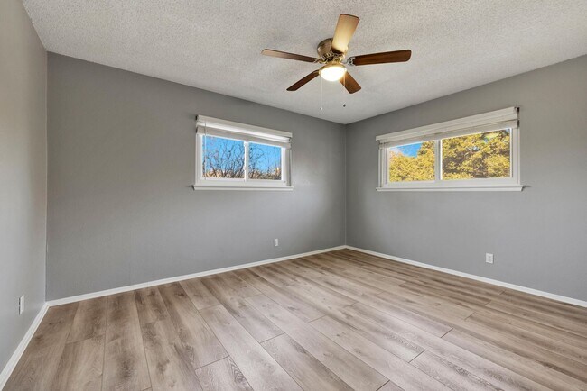Building Photo - Beautiful home available in Castle Hills!