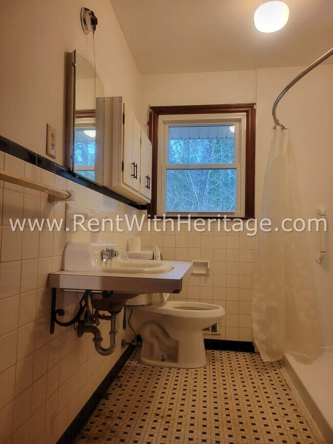 Building Photo - GRAMPA'S BUNGELOW - AWESOME BRICK RANCH WITH FULL UNFINISHED BASEMENT / GREAT LOCATION