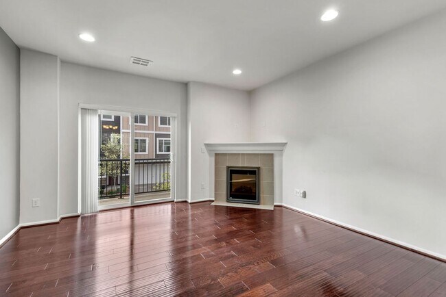 Building Photo - Spaciously Modern Tri Level Townhome for Rent in North Everett