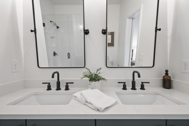 Building Photo - 121 Chestnut Cir