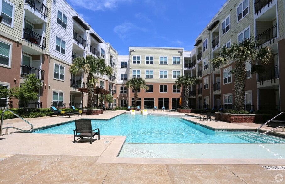 Building Photo - 850 Lake Carolyn Pkwy