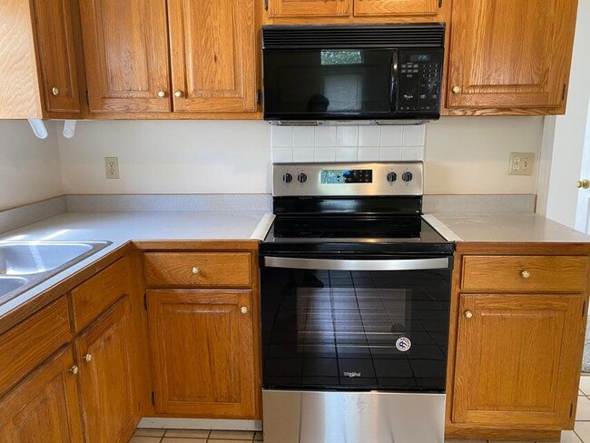 Building Photo - 28 N Cedar Lake Dr W