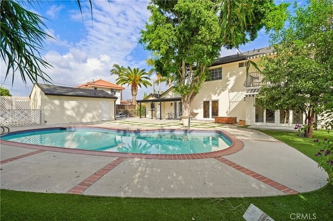 Building Photo - 7425 Vanalden Ave