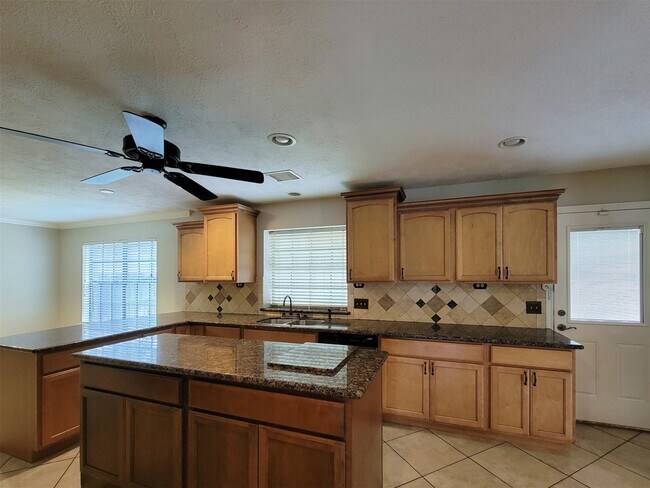 Building Photo - 17207 Meadow Heights Dr