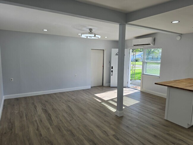 Building Photo - FOR RENT!!! NEWLY RENOVATED 2-BEDROOM TRIPLEX – UTILITIES INCLUDED – PRIME KISSIMMEE LOCATION!