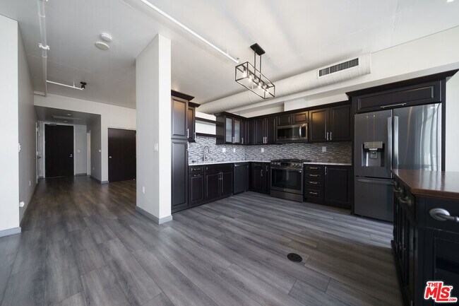 Building Photo - 1100 S Hope St