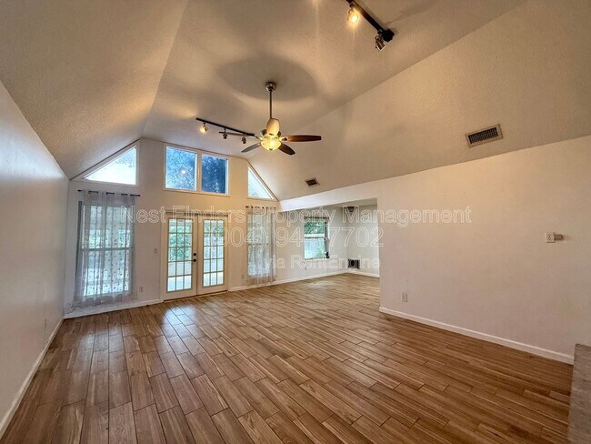 Building Photo - 7007 Holiday Hill Ct