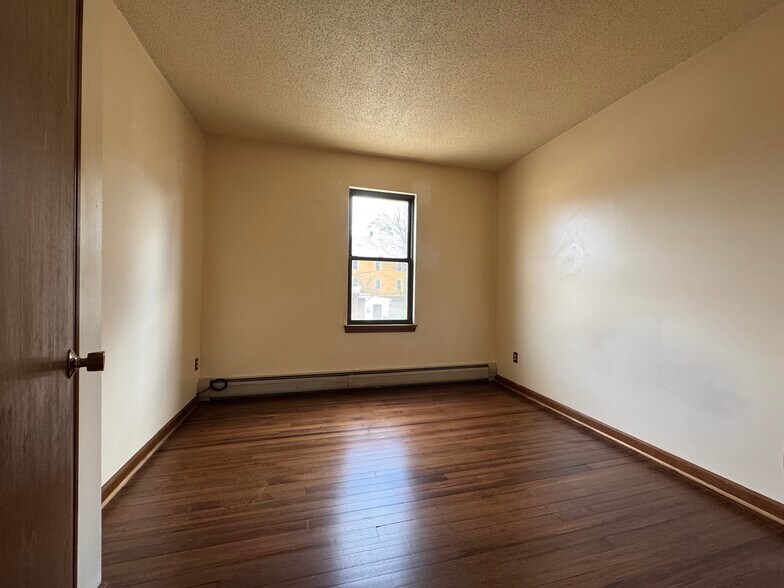 3rd bedroom w/ closet - 67 E Main St