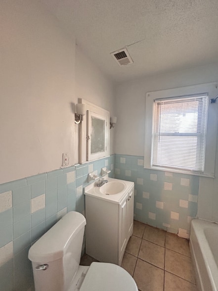 Building Photo - 2454 Virginia Park St